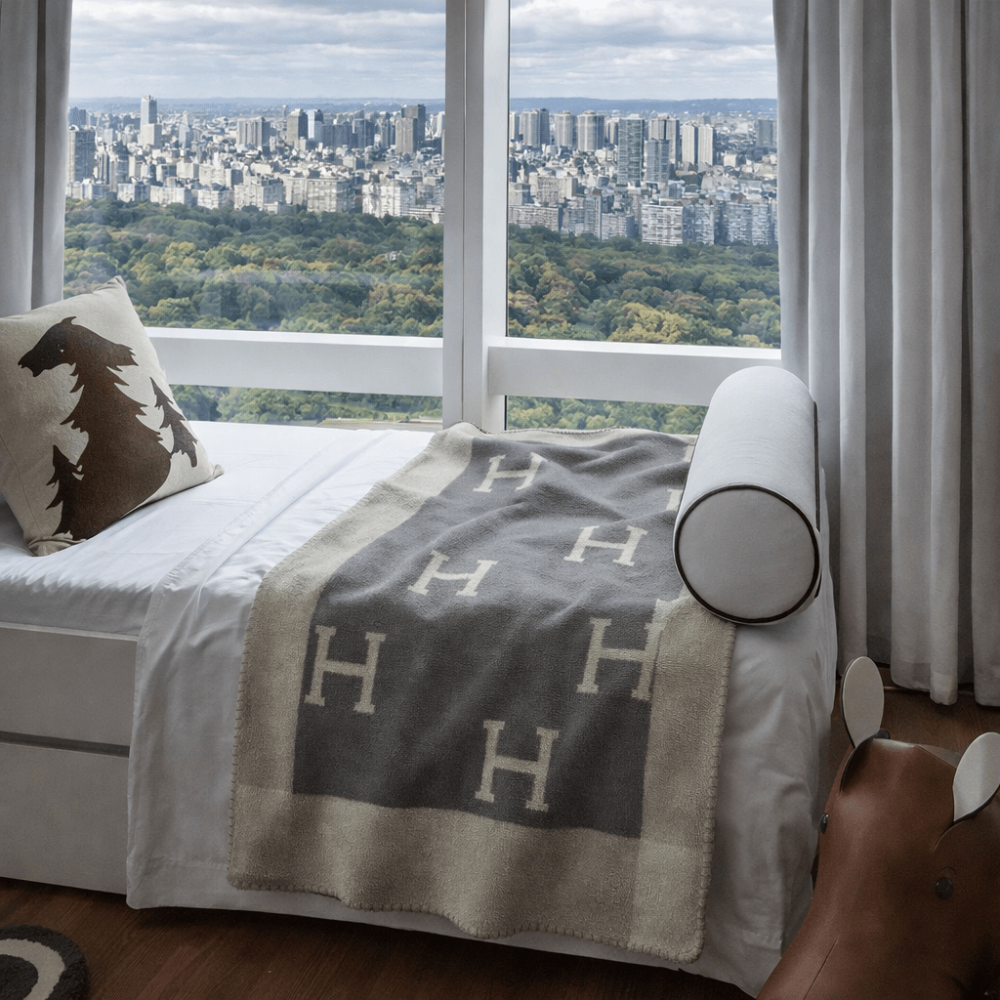 Soft Blanket with Modern Design – Cozy and Lightweight Home Accessory