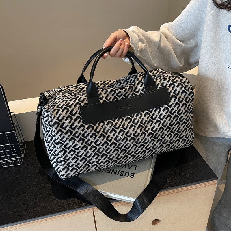 Durable Sporty Duffel Bag with Practical Compartments