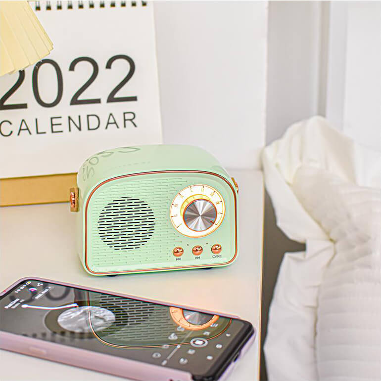 Portable Retro-Style Bluetooth Speaker with High-Quality Sound and Long Battery Life – Compact and Stylish Design