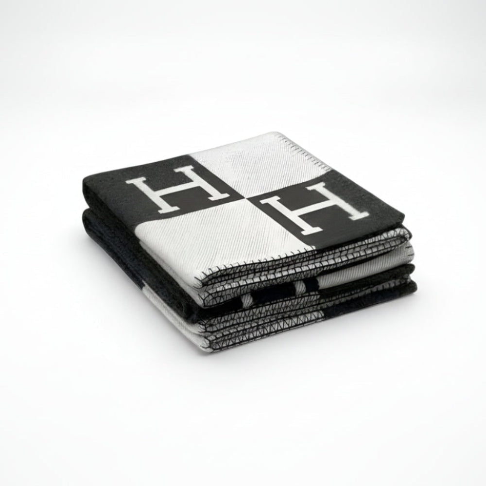 Soft Blanket with Modern Design – Cozy and Lightweight Home Accessory