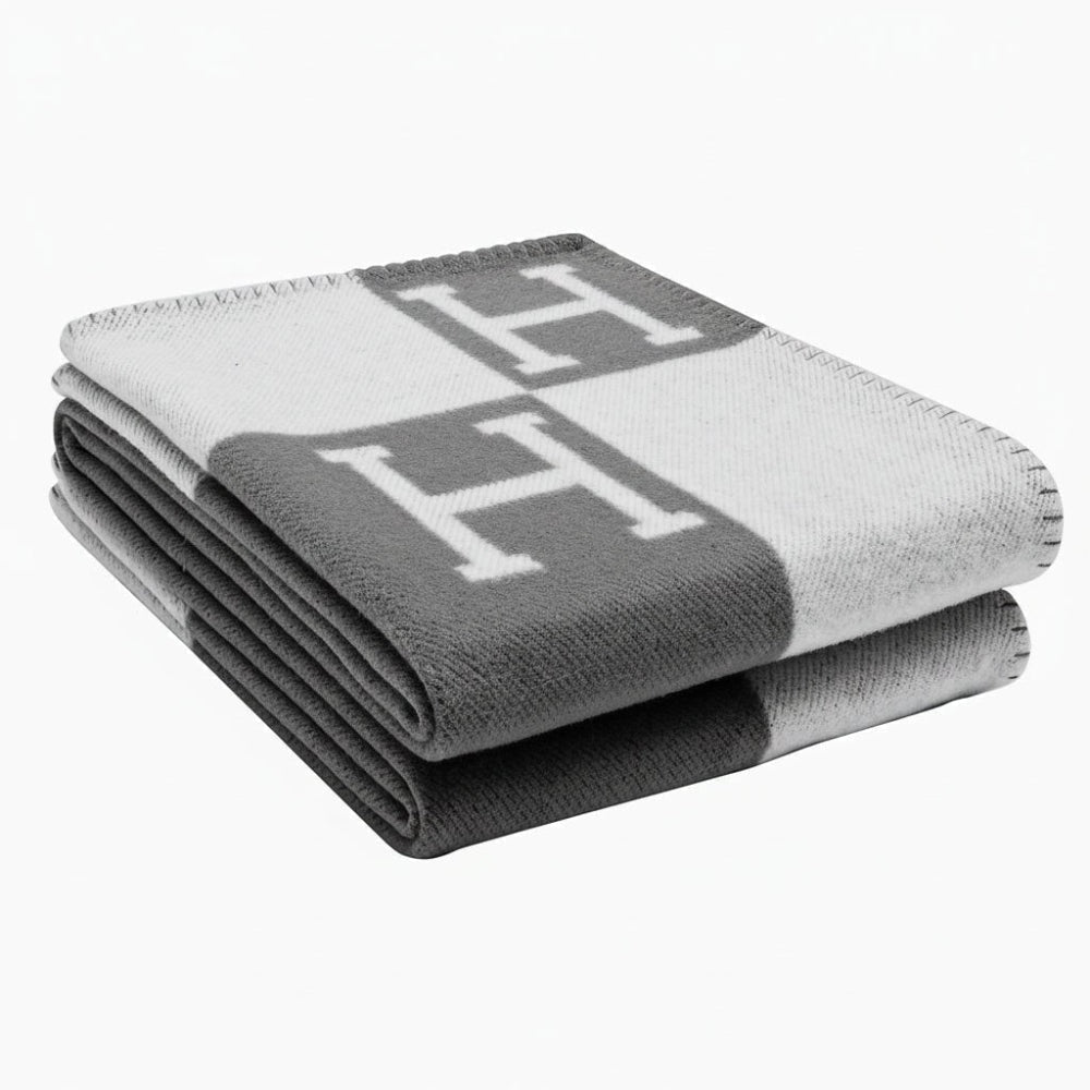Soft Blanket with Modern Design – Cozy and Lightweight Home Accessory