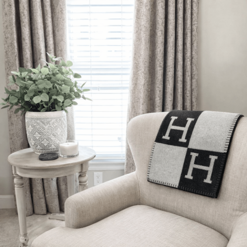 Soft Blanket with Modern Design – Cozy and Lightweight Home Accessory