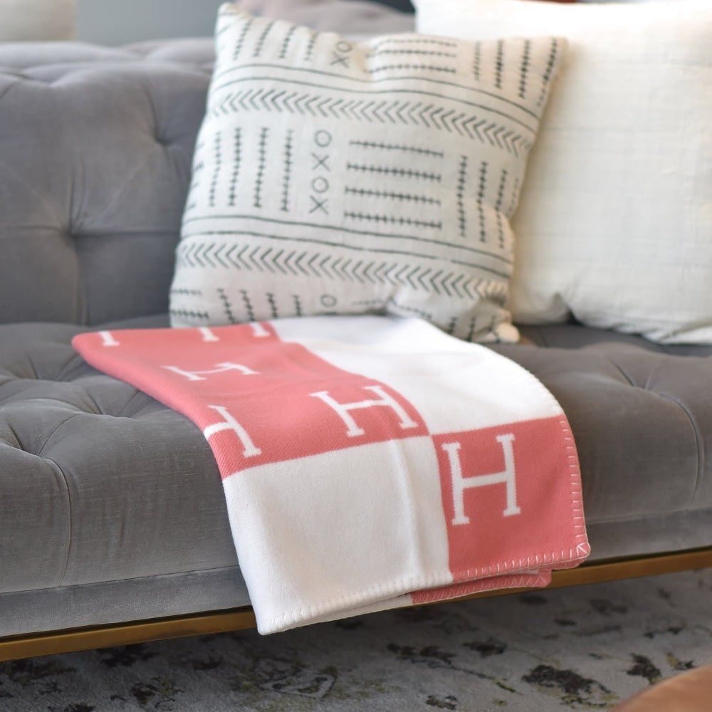 Soft Blanket with Modern Design – Cozy and Lightweight Home Accessory