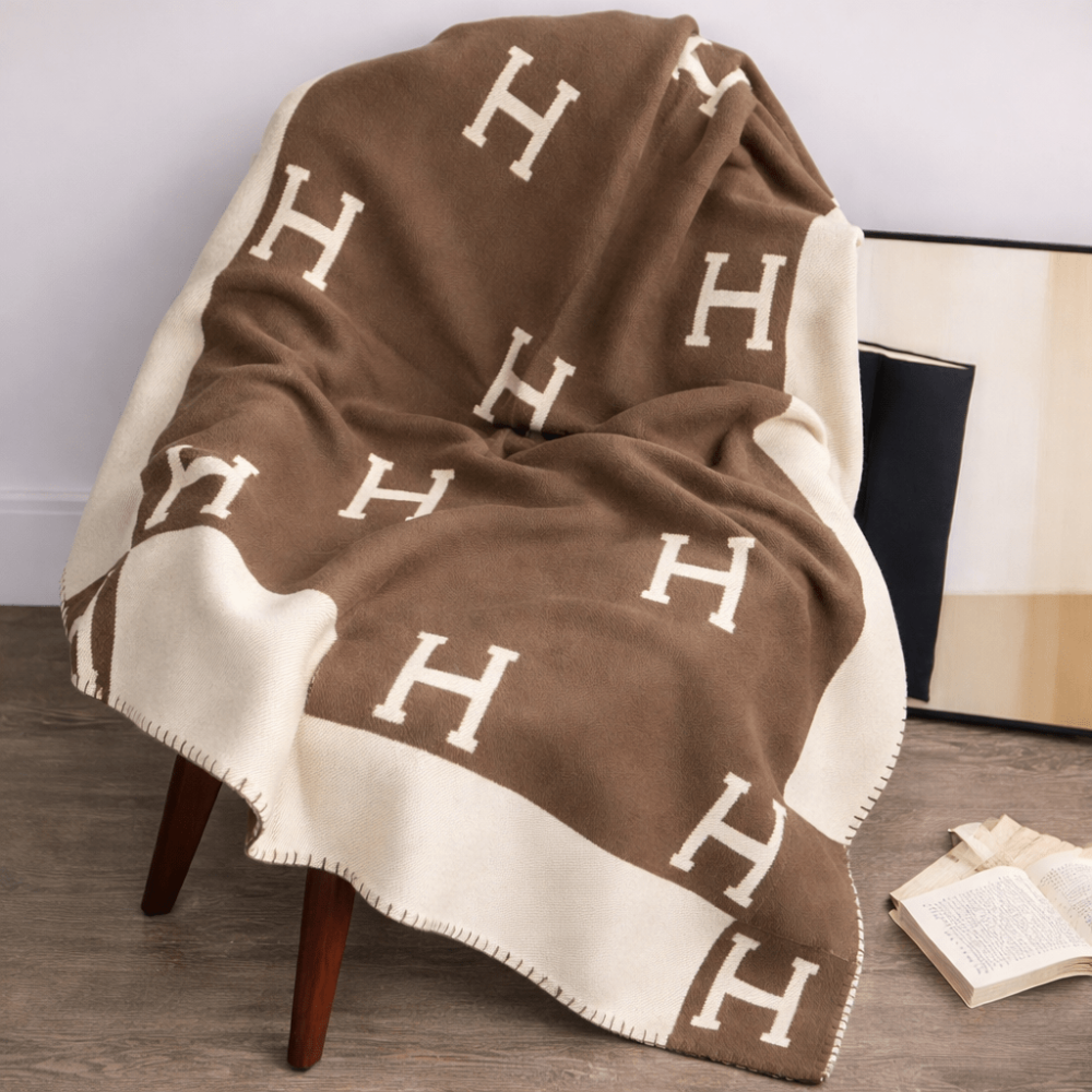 Soft Blanket with Modern Design – Cozy and Lightweight Home Accessory