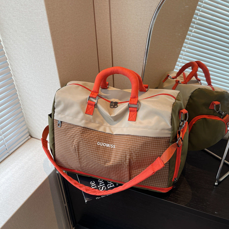 Sporty Travel Bag with Reinforced Shoulder Strap