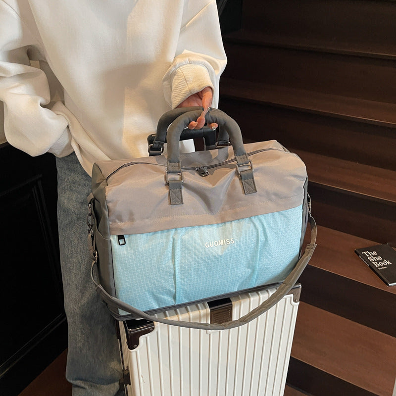 Sporty Travel Bag with Reinforced Shoulder Strap