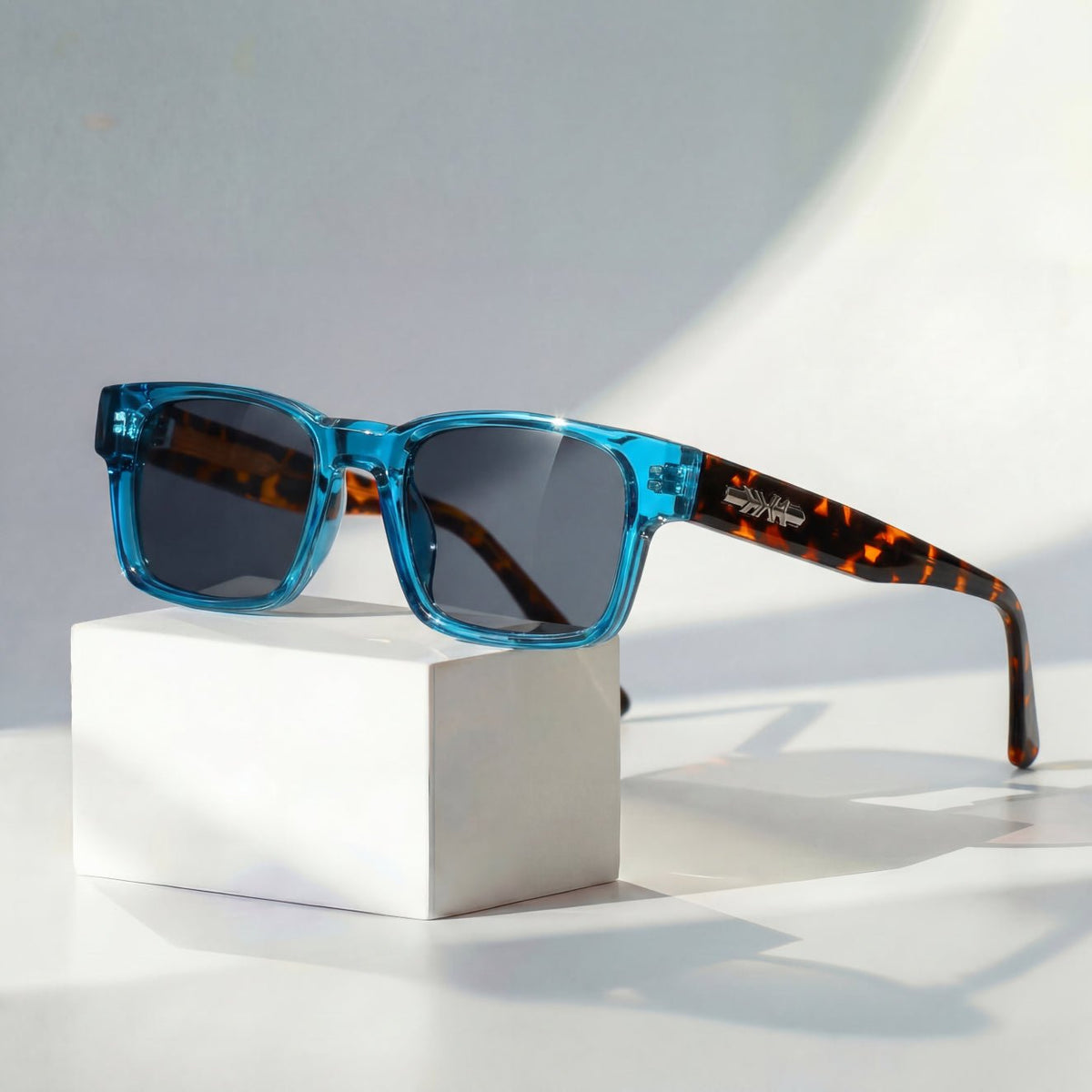 Square Tortoiseshell Sunglasses with UV400 Protection