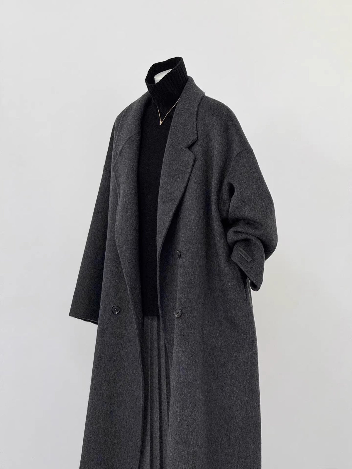 Women's Oversized Coat with Wide Lapels, Relaxed Silhouette and Pockets